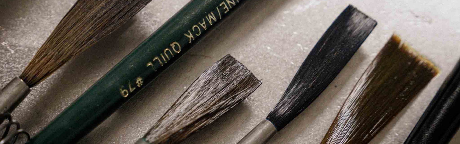 pinceaux peinture en lettres