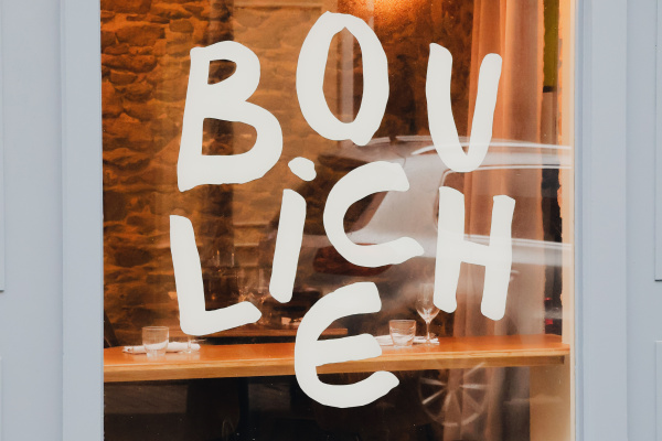 bouliche peinture en lettres gesret restaurant vitrine saint malo lettrages