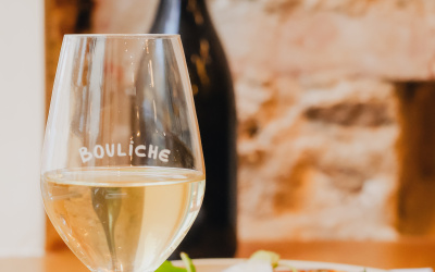 bouliche peinture en lettres gesret restaurant vitrine saint malo cuisine food assiette legume vin blanc nature