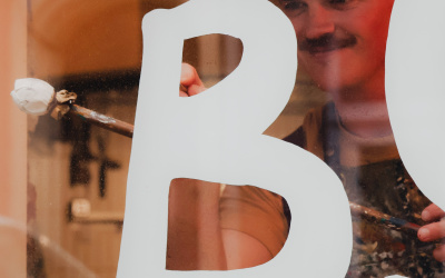 bouliche peinture en lettres gesret restaurant vitrine saint malo zoom b