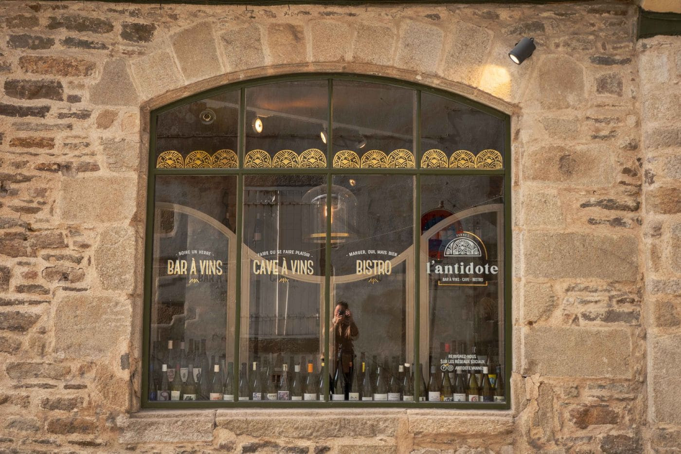 vitrine peinte lantidote vannes gesret